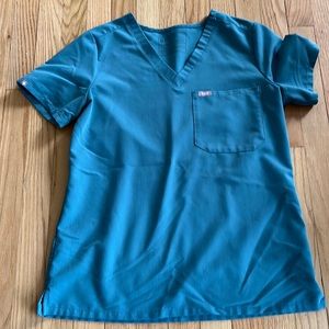 Figs Catarina top in Hydrogreen. Size small